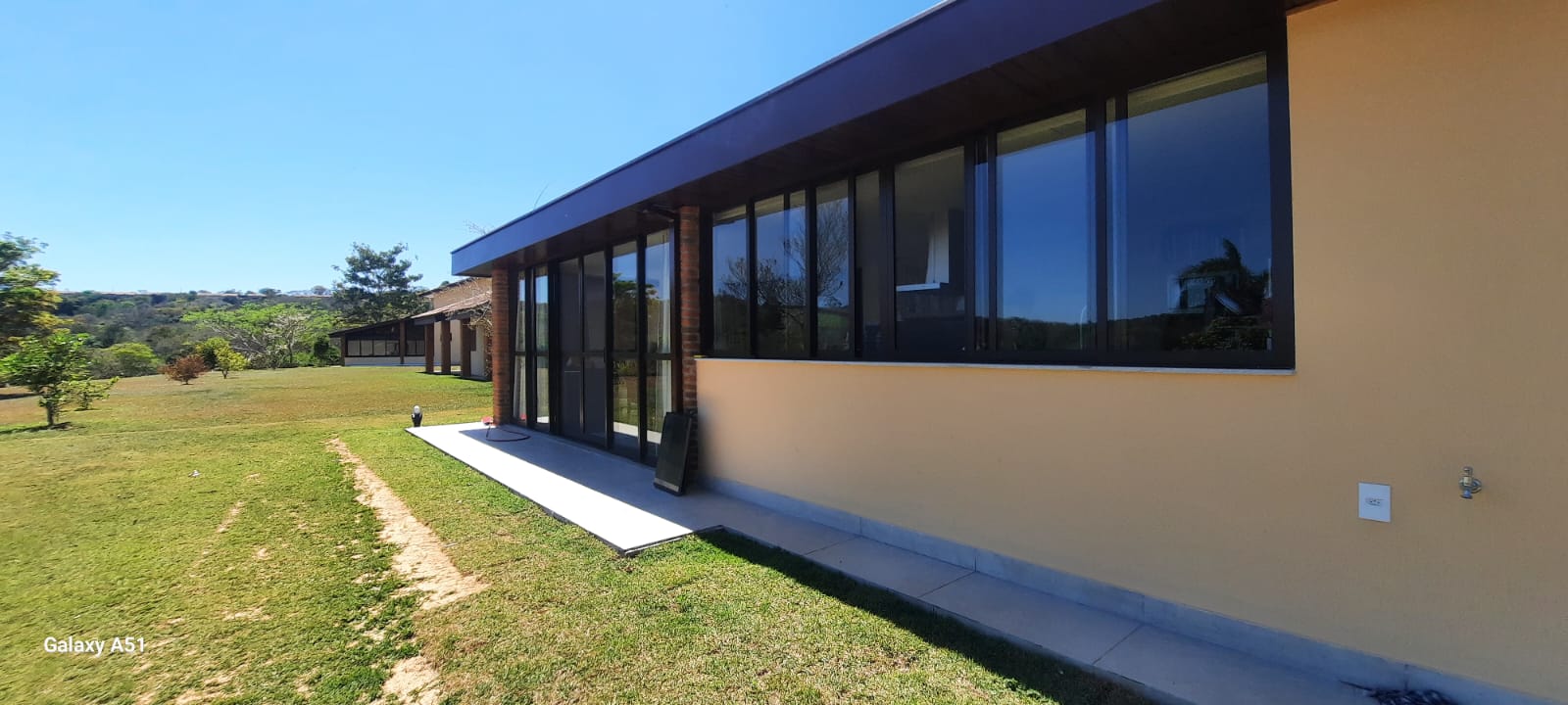 Porta de alumínio moderna em projeto residencial em Sorocaba
