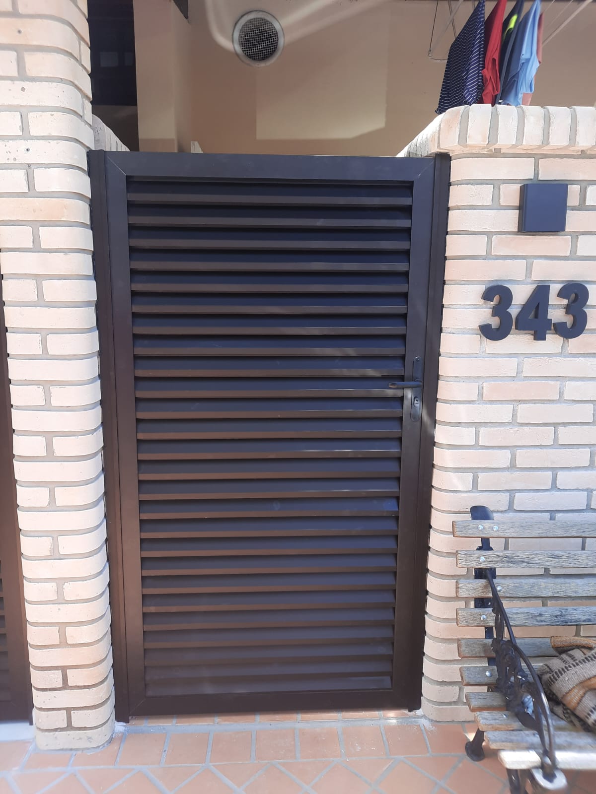 Detalhe de acabamento em esquadrias de alumínio sob medida em Sorocaba